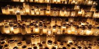 Kynttilät haudoilla ja muistopaikoilla kuuluvat pyhäinpäivään, joka on myös suosittu kirkkopyhä