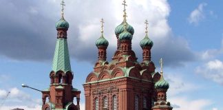 Kymmenen kristillistä seurakuntaa ja yhteisöä sitoutuu turvallisen seurakunnan periaatteisiin Tampereella