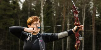 ”Jokaisella nuolella voi onnistua tai epäonnistua” – innostus jousiammuntaan syttyi rippileirillä