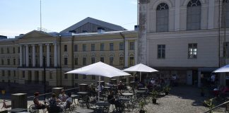 Kahvikupponen kellotapulissa kuuluu kesään – seurakuntien kesäkahviloita pyörittävät nuoret, vapaaehtoiset tai yrittäjät