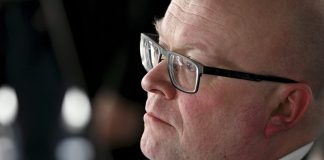 Suurlähettiläs Mikko Hautala ja suojelupoliisin päällikkö Antti Pelttari puhuvat kesän herättäjäjuhlilla