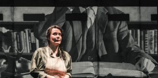 Teatteriarvio: Maallikkojohtaja Maria Kajavan elämää sivuava näytelmä on väkevä elävän uskon puolustuspuhe