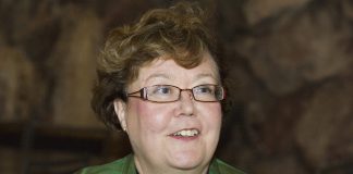 Kotimaan lukijat äänestivät Vuoden kirjaksi Irja Askolan elämäkerran