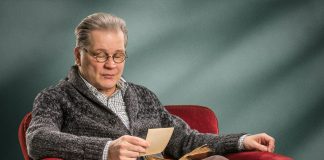 Piispa Eero Huovisen Äitiä ikävä -kirjasta tehty näytelmä saa kantaesityksensä lokakuussa Seinäjoella