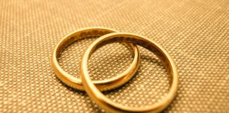 Kuopion tuomiokapituli rankaisi sateenkaariparin vihkinyttä pappia – kirkossa ei ole annettu vastaavia varoituksia yli kahteen vuoteen