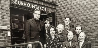 Mysteerikuva: Ketkä seisovat portailla? – Katso myös edellisen kuvan ratkaisu