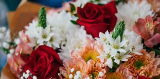 Seurakunta sponsoroi ilahduttamiseen ruoat, risteilyn tai kukat – ”Toivottavasti syntyy uusia ystävyys- ja naapuruussuhteita”