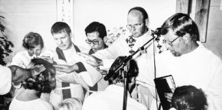 Mysteerikuva: Ketkä siunaavat keitä? – Katso myös edellisen kuvan ratkaisu