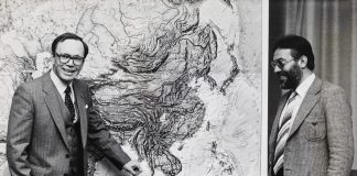 Mysteerikuva: Ketkä ovat kartan edessä ja miksi?