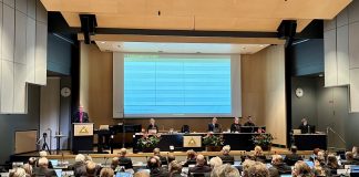 Piispoilta ja kirkkohallituksen työntekijöiltä kirkolliskokouspalkkiot pois, vaaleilla valittujen edustajien palkkioita nostettiin