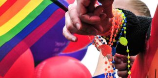 31 kirkolliskokouksen edustajaa luovutti arkkipiispalle sateenkaaripappien toimintaa vastustavan vetoomuksen