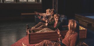 Teatteri: Arkunrakentajien omalaatuinen yhteisö pohtii kuolemaa