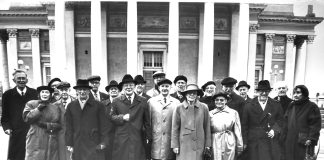 Mysteerikuva: Keitä poseeraa ryhmäkuvassa?