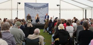 Kesäjuhlat: Päivi Räsäsen ja Tapio Puolimatkan keskustelu sananvapaudesta veti teltan täyteen Kansanlähetyspäivillä – Daniel Nummela teki eroa kirkkoon