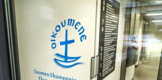 Suomen Ekumeenisen Neuvoston uuteen koulutukseen toivotaan kaiken ikäisiä eri kirkkokunnista Lasiovi, jossa teksti Suomen Ekumeeninen Neuvosto
