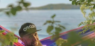 Lahden seurakuntien nuorisomuusikko Miikka Kallio harrastaa ulkona nukkumista kevättalvelta marraskuulle