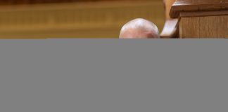 ”Jos Putin onnistui tuhoamaan Ukrainan ja Venäjän, onnistuiko hän myös tuhoamaan pasifismin?” – Teemu Laajasalo otti Piispan kyselytunnilla kantaa isänmaallisuuteen ja Gazan sotaan.