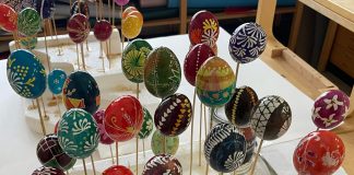 Hiljaisella viikolla Euroopassa piirretään muniin pahalta suojelevia symboleja – Koristelijoiden joukkoon liittyi myös Ilkka Tahvanainen, joka kertoo mistä on kyse