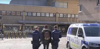 Espoon Kotikirkon tilaisuus keskeytettiin torilla, vaikka kokoontumisrajoitukset eivät koske jumalanpalveluksia – Avi: ”Asia on tilojen osalta tulkinnanvarainen”