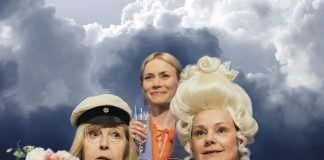 Kolme sukupolvea kohtaa kolmissa juhlissa – Kansallisteatterin näytelmä on hervoton aikalaishassuuden kuvaus