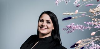 Kirkon viestintäpalkinto somevaikuttaja Hanna Kivisalolle – ”Kivisalon tapa ja äänensävy sanoittaa kristinuskoa on juuri sitä, mitä kirkossa nyt etsitään”