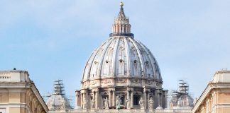 Piispa Jukka Keskitalon johtama delegaatio vie paaville pohjoissaamenkielisen Raamatun