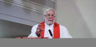 Emerituspiispa Aarre Kuukauppi pappisvihkimysjumalanpalveluksen saarnassaan Pietarissa: ”Minulta kysytään usein, milloin Inkerin kirkko tulee Suomeen”