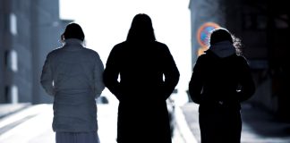 Korona vaikeuttaa siirtolaistaustaisten romanien elämää entisestään – ”Pandemia on elvyttänyt rasismia Euroopassa”