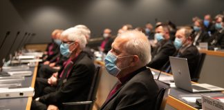 Kymmenien kirkolliskokousedustajien aloite yrittää palauttaa samaa sukupuolta olevien vihkimisen piispojen pöydälle