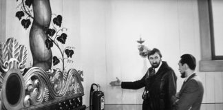 Mysteerikuva: Kuka osoittelee vaahtosammutinta kirkkosalissa ja kenen kanssa?