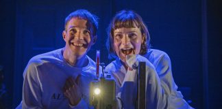 Arvio Fanny ja Alexander -teatterisovituksesta: Mielikuvitus pelastaa piispan ikeestä