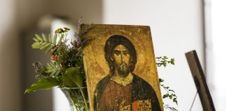 Nyt löytyi aloite, jonka allekirjoitti yli puolet kirkolliskokouksesta – kirkon rukouselämään halutaan muutosta