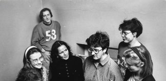 Mysteerikuva: Seitsemän nuorta, yksi on nurkassa – keitä he ovat?