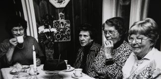 Mysteerikuva: Ketkä neljä kahvilla? – Katso myös edellisen kuvan ratkaisu