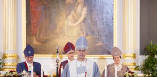 Matti Salomäki vihittiin Lapuan piispaksi miltei tyhjässä kirkossa – saarnasi siitä miten kirkko toimii usein hiljaisesti ja näkymättömästi