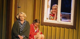 Seinäjoen kaupunginteatterin Patruunatehdas on hieno kuvaus koko maata koskettaneesta tragediasta ja siitä selviytymisestä