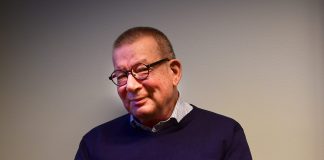 Jääkiekon SM-liigan voitto ratkeamassa – Helsingin emerituspiispa Eero Huovinen jännittää vuosikymmeniä kannattamansa Rauman Lukon puolesta