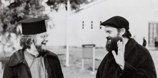 Mysteerikuva: Keitä ovat hilpeät keskustelijat?