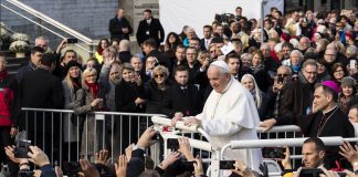 Kolumni: Paavi ojentaa oikeasti kättään seksuaalivähemmistöille