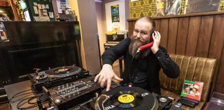 Kallion seurakunnan nuorisotyönohjaaja Mikko Saari on myös dj