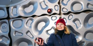 Jouluradion vastaava tuottaja Katri Ketola pitää pallot ilmassa töissä ja vapaalla