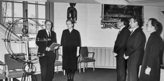 Mysteerikuva: Kuka puhuu kyntteliköllä? – Katso myös edellisen kuvan ratkaisu