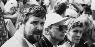 Mysteerikuva: Aurinko paistaa ja ulkona ollaan mutta ketkä ja mistähän on kyse?