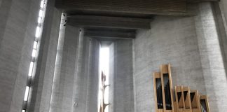 Näyttävistä valoteoksista tunnettu taidekollektiivi muuttaa Kalevan kirkon salin ”toiveikkaaksi spektaakkeliksi”