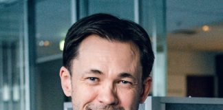 Ohjaaja John Webster sai Kirkon kulttuuripalkinnon dokumenttielokuvasta Silmästä silmään