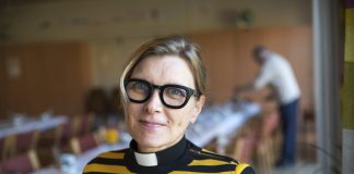 Muumien parissa kasvanut ateistitoimittaja Jenny Westling koki kummia Krakovassa ja nauttii nyt papin työstä Hammarössä