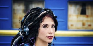 Kirjailija Sofi Oksanen muistuttaa, että Venäjälle sanat ovat kuin luoteja – ”Ääntä pitää käyttää niin, ettei pelaa Putinin hyväksi”