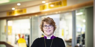 Espoon piispa Kaisamari Hintikka Radio Dein piispantarkastuksessa