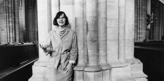 Mysteerikuva: Kukas tässä poseeraa näin luontevasti pylvään edessä?