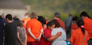 Palavia kirkkoja ja merkitsemättömiä hautoja – totuus Kanadan alkuperäisväestön kadonneista lapsista paljastuu